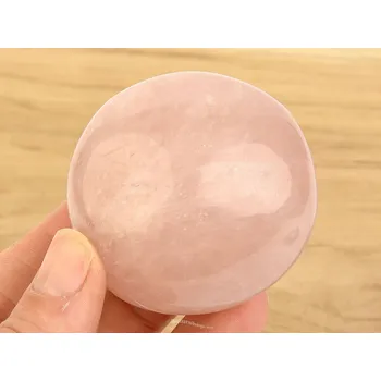 Přírodní kámen Růženín hladký z Madagaskaru 131g