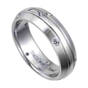 Prsten Ocelový prsten s zirkony vedoucími po stranách a jemně broušeným středem 52