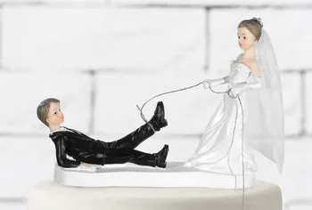 Svatební dekorace PartyDeco Svatební figurka ženich uvázán za nohu 11 cm