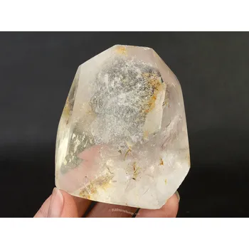 Přírodní kámen Křišťál s inkluzemi broušená forma 162g