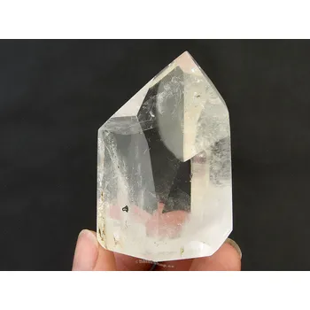 Přírodní kámen Křišťál broušená špice inkluze 108g