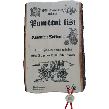 Pamětní plaketa k výročí založení sboru č.795 na desce s kůrou