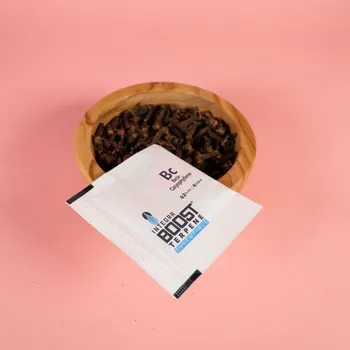 Pohlcovač vlhkosti Integra Boost Terpene Essentials B-Caryophyllen 4 g, 62%, 1 ks (Integra Boost® Terpene Essentials B-Caryophyllen. Hmotnost 4 g, vlhkost 62 %, balení 1 ks.)