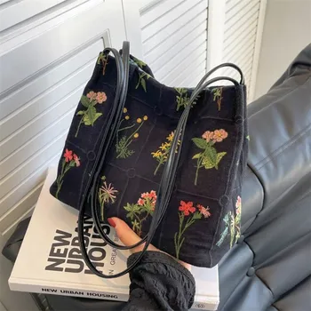 Kabelka Ležérní dámská kabelka s květinovou výšivkou