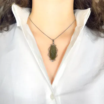 Přívěsek Stříbrný přívěsek s vltavínem 3,4 cm x 1,4 cm