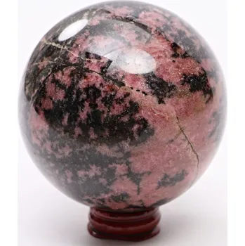 Drahý kámen Magieprirody.cz Rodonit koule 85 mm 1.095 g přírodní kámen + dřevěný podstavec #K1056