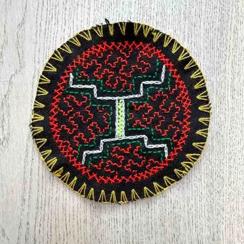 Umění Shipibo vyšívaná ceremoniální dečka kulatá S - Porta de la Selva