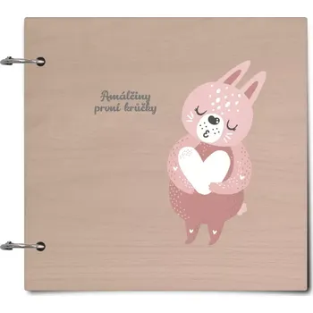 Fotokniha Dřevěné album se sponami První krůčky se jménem - zajíček