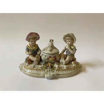 PORCELÁNOVÁ FIGURÁLNÍ DÓZIČKA NA HOŘČICI