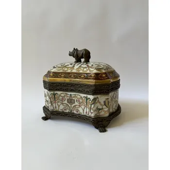 PORCELÁNOVÁ DÓZA S VÍKEM A FIGURKOU NOSOROŽCE