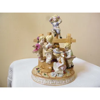 PORCELÁNOVÁ FIGURÁLNÍ SOCHA - DĚTÍ