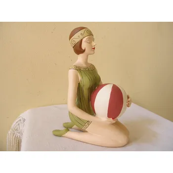 LUXUSNÍ RETRO 30 CM FIGURA SEDÍCÍ SLEČNY S MÍČEM