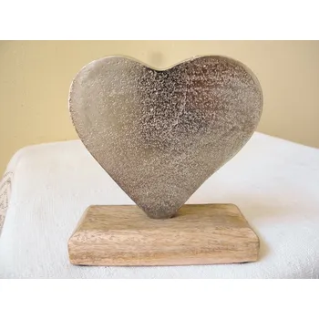 KOVOVÉ SRDCE NA DŘEVĚNÉM SOKLU
