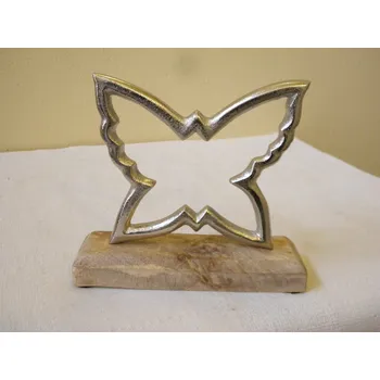 KOVOVÝ MOTÝL NA DŘEVĚNÉM SOKLU