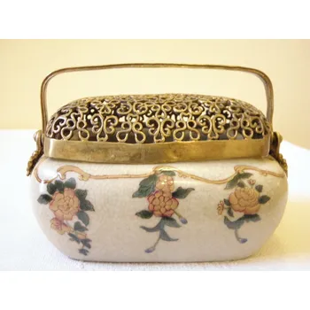 PORCELÁNOVÁ DÓZA S MOSAZNÝM VÍKEM A UCHEM