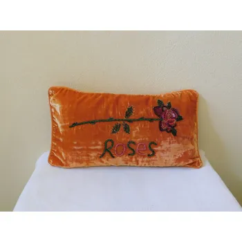 Povlak na polštářek ORANŽOVÝ SAMETOVÝ POVLAK NA POLŠTÁŘ S KORÁLKY - RŮŽE
