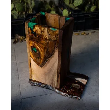 Dřevěný stojan z masivu + pryskyřice