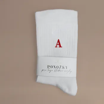 Dětské ponožky s vyšitím iniciály Velikost: Dětské 31-34, Barva ponožek: Bílá, Barva nitě a fontu: Červená tiskací