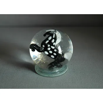 Vánoční ozdoba Sněžící koule 60mm kůň černý