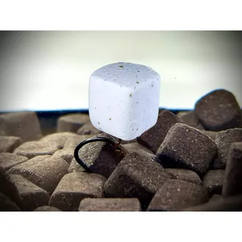 LK Baits CUC! Nugget Balanc Fluoro Garlic Bear 10 mm, 100ml