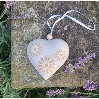 Keramické plastické srdce na zavěšení Motiv: S kytičkami