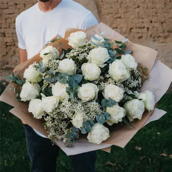 umělá květina Kytice bílých růží (různé velikosti se zelení) Luxusní kytice