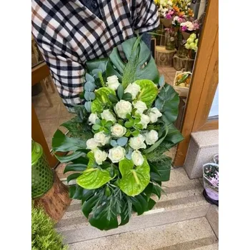 Smuteční dekorace Květinářství Květiny Strašnice Smuteční vypichovaná kytice červené růže Rozvoz květin Praha 80 cm červená