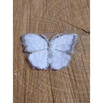 Textilní aplikace motýl s perlami barva bílo stříbrná