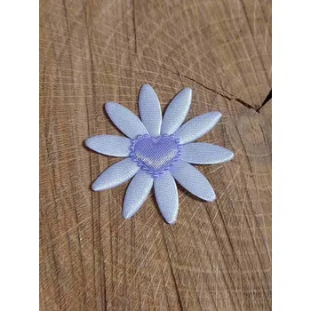 umělá květina Saténová aplikace květina bílá se fialkovým srdíčkem