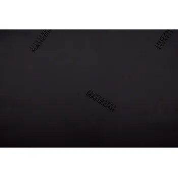 Podšívka polyesterová v černé barvě s tkaným vzorem nápisu PO17