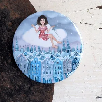 Dekorativní magnet Zuzana Honsová Andělka co miluje puntíky magnet 56 mm