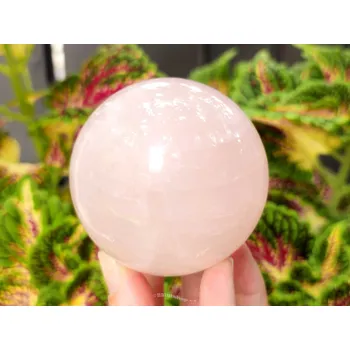 Přírodní kámen Růženín hladká koule Ø 67mm z Madagaskaru (457g)