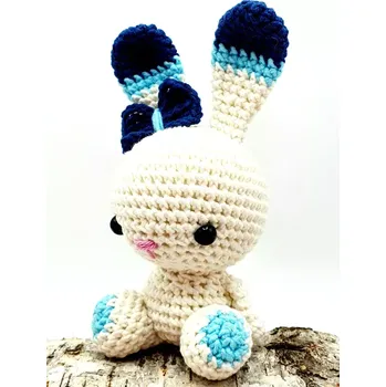 Ručně háčkovaný zajíc sedící malý smetanový s modrou jako klíčenka