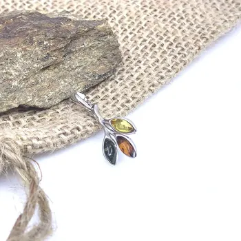 Řetízek Jan Kos jewellery Stříbrný přívěsek s jantarem 12125449