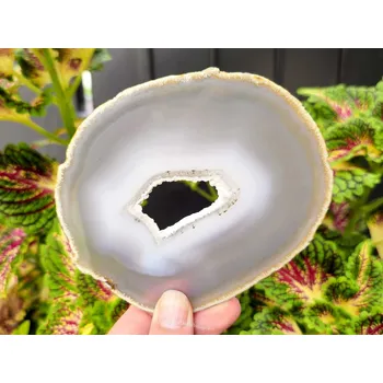 Přírodní kámen Achát leštěný plátek s dutinkou z Brazílie 118g