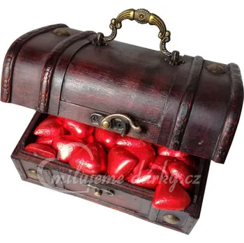 Dárková krabička Střední dřevěná dárková truhla naplněná čokoládovými srdíčky