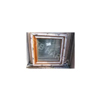 Okno 80x80 zlatý dub TROJSKLO