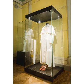 Výstavní vitrína s proskleným korpusem Název: 40x40x180cm