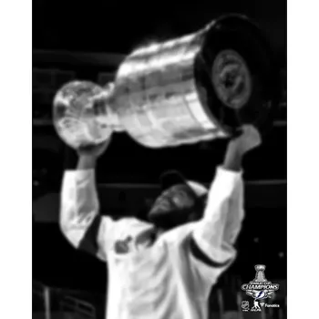 Sběratelský sportovní předmět Fanatics Fotografie Tyler Johnson Tampa Bay Lightning NHL 2021 Stanley Cup Champions Raising Cup Photograph 8" x 10"