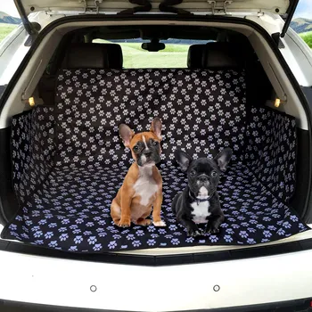 Ochranný autopotah Deka do kufru pro psa 104 x 155 cm černá/tlapičky