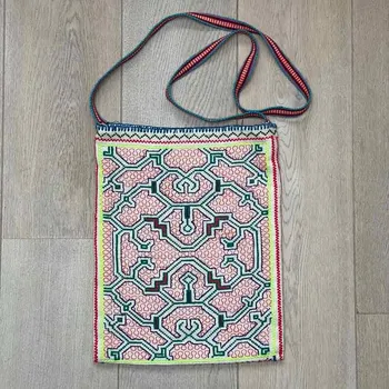 Shipibo vyšívaná taška přes rameno Miraciones