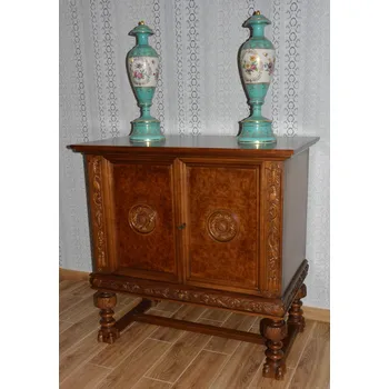 Komoda Starožitná řezbovaná komoda s rozetami