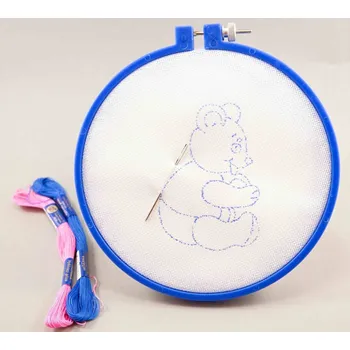 Textilie Dětská předloha na vyšívání s plastovým rámečkem - medvěd - průměr 15 cm