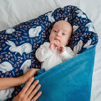 Zavinovačka Lily is sailing Péřová zavinovačka - Zajíčci petrolejový velvet Velikost: 80 x 80 cm, Varianta: povlak zapínání na knoflíky