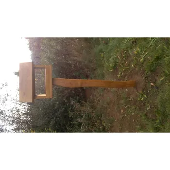 Krmítko pro ptáka Krmítko na kůlu z akátu