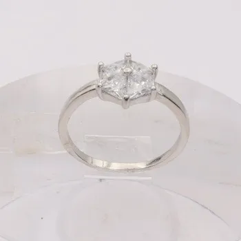 Prsten Stříbrný prsten s kamenem