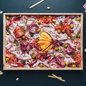Dárkový potravinový koš TAPAS BOX ŠUNKOVÝ (6 OSOB/1850G)