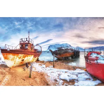 Fototapeta DIMEX | Vliesová fototapeta Rezavé rybářské lodě MS-5-2781 | 375 x 250 cm | červená, bílá, žlutá + Vliesová fototapeta na stěnu DIMEX Rezavé rybářské lodě MS52781 v rozměru 375 x 250 cm + lepidlo zdarma