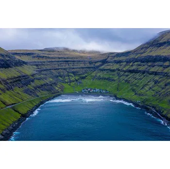 Fototapeta DIMEX | Vliesová fototapeta Vesnice na pobřeží MS-5-1811 | 375 x 250 cm| zelená, modrá, šedá + Vliesová fototapeta na stěnu DIMEX Vesnice na pobřeží MS51811 v rozměru 375 x 250 cm + lepidlo zdarma