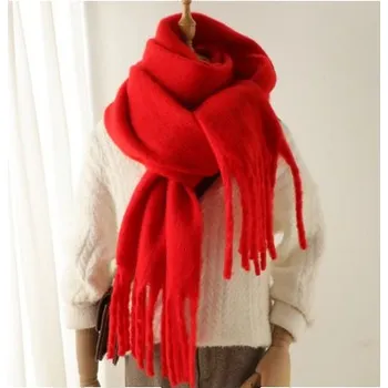 Šála Dámská zimní maxišála - hladká, nadýchaný vzhled Barva: Červená